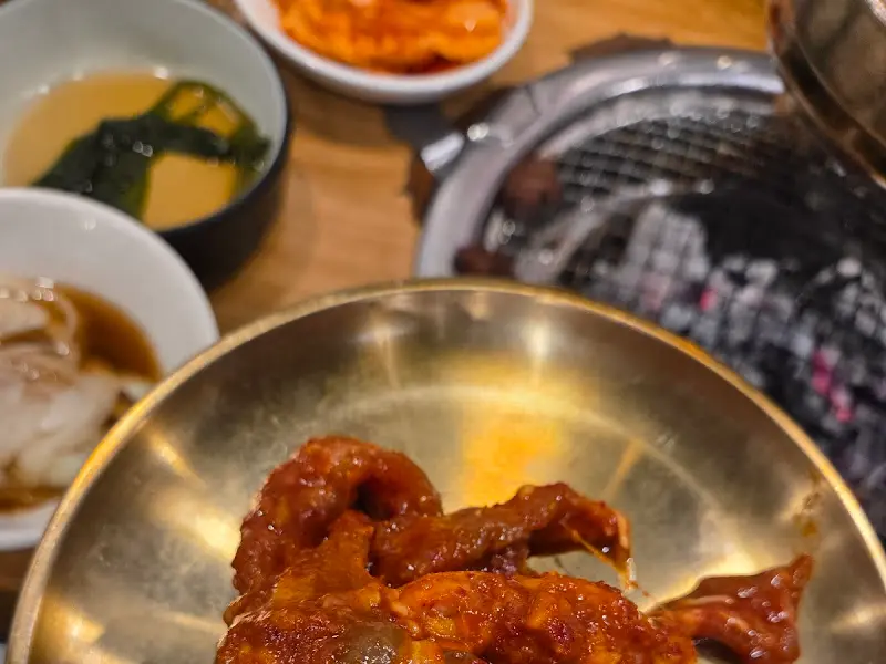 다채로운 밑반찬 구성