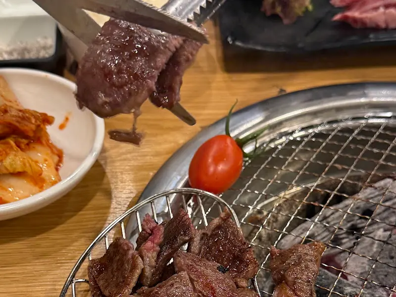 잘 익은 와규를 들어올리는 모습