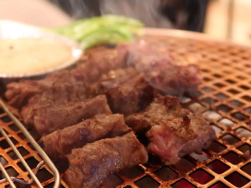 숯불 위에서 익어가는 소갈비살