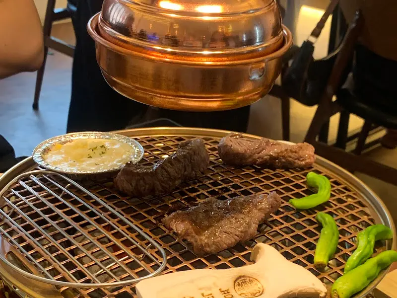 숯불 위에서 익어가는 고기