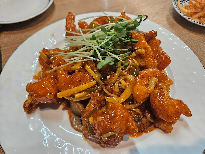 윤기가 흐르는 깐풍 새우 요리