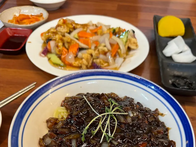 짜장면과 탕수육, 그리고 각종 반찬들