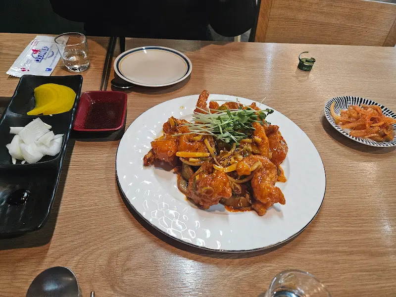 다양한 반찬과 함께 차려진 깐풍 새우