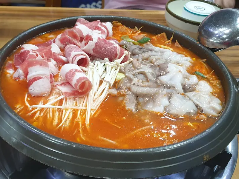 푸짐한 부대찌개의 비주얼