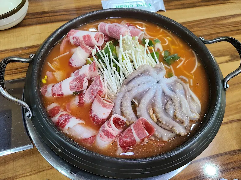 낙지 삼겹살 부대찌개의 클로즈업 샷