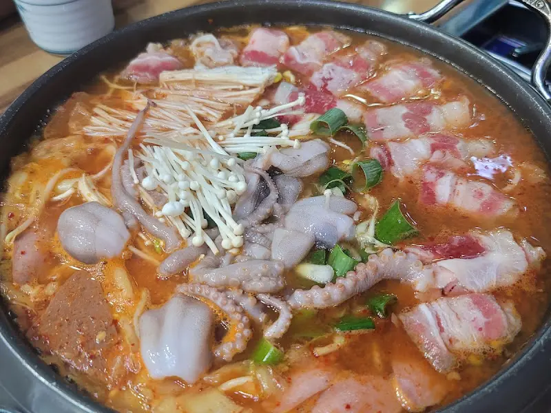 다양한 재료들이 조화롭게 어우러진 부대찌개