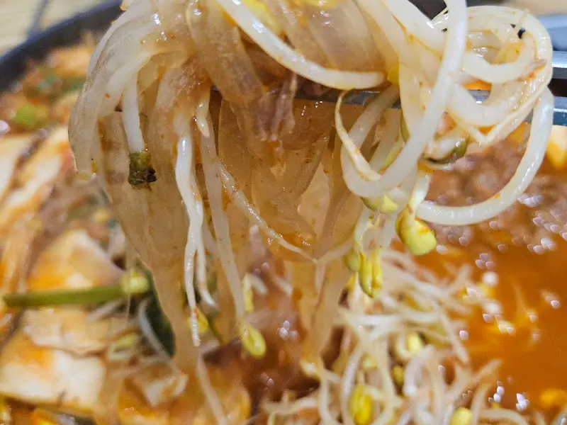 젓가락으로 들어올린 콩나물