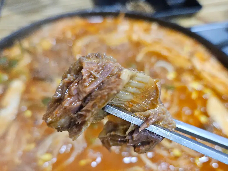 젓가락으로 들어올린 갈비 조각