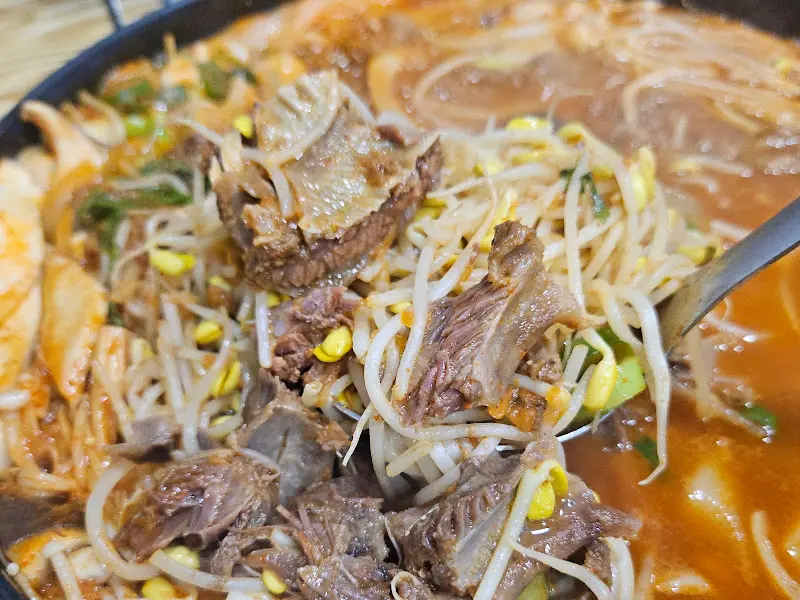 갈비와 콩나물이 함께 담겨있는 모습