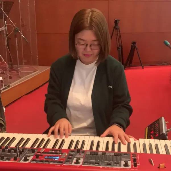 건반을 연주하는 사람