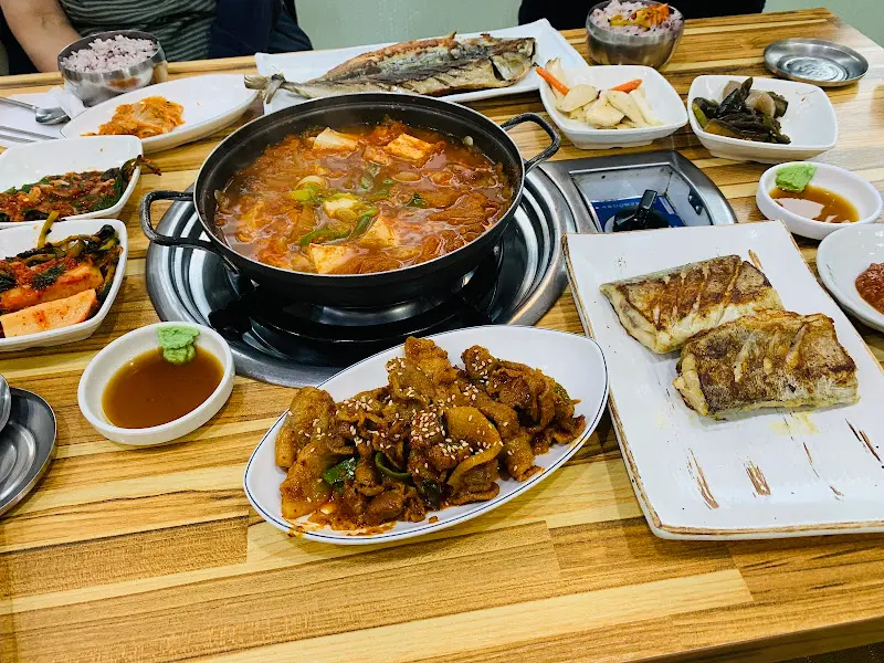 메인 메뉴와 찌개가 함께 나오는 한 상 차림