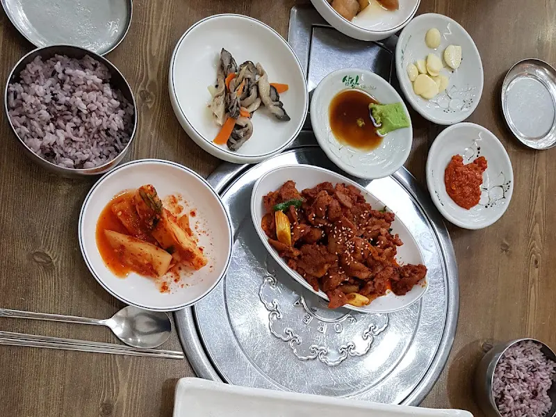 다양한 밑반찬들