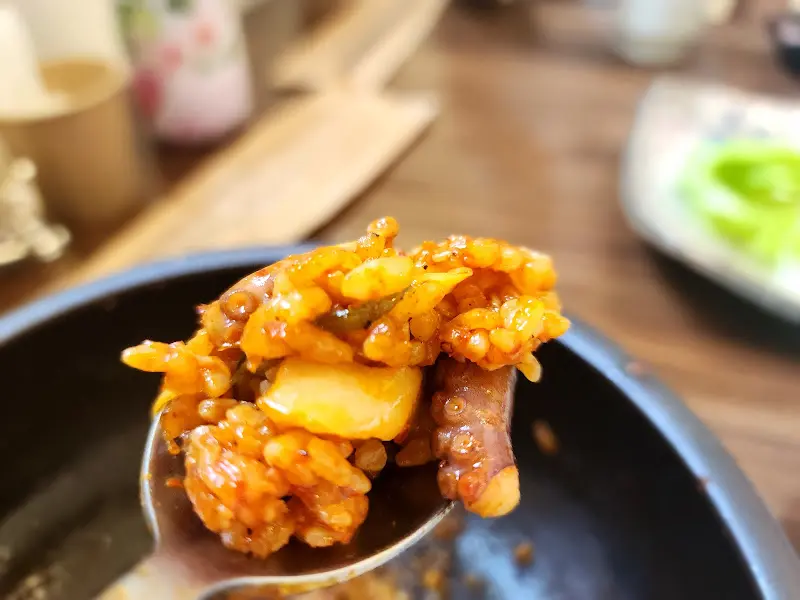 접사로 촬영한 낙지돌솥비빔밥