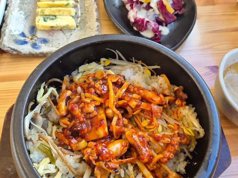 정갈하게 담겨 나온 낙지돌솥비빔밥