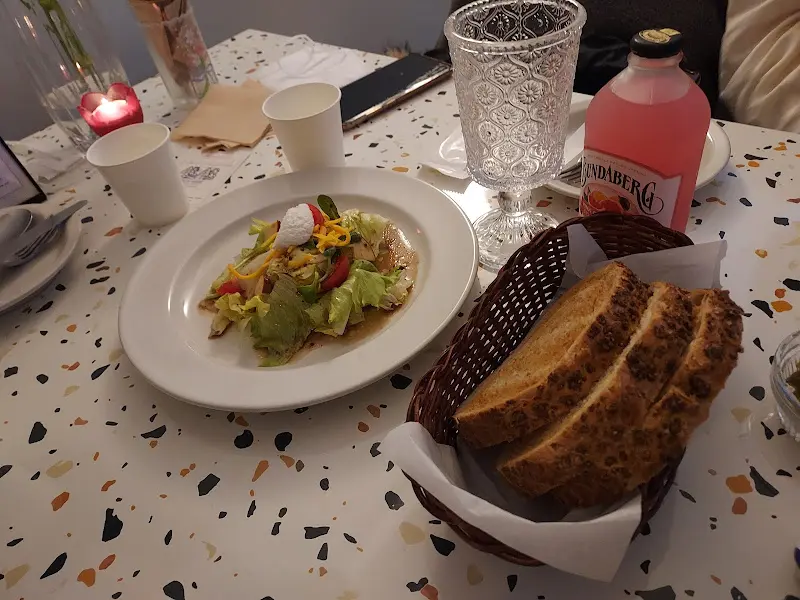 식전빵과 샐러드