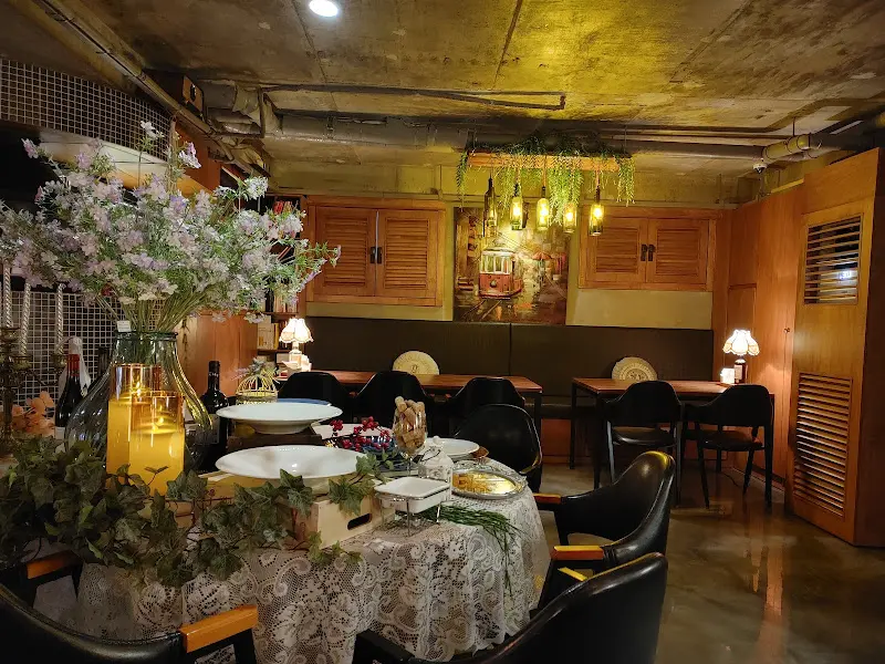 레스토랑 내부 테이블