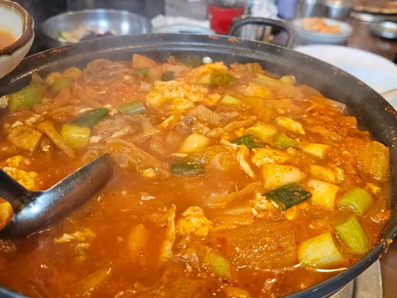 보기만 해도 얼큰함이 느껴지는 김치찌개