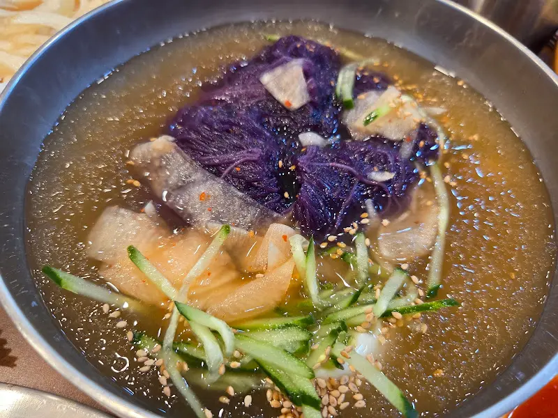 보랏빛 면발이 인상적인 복분자 냉면