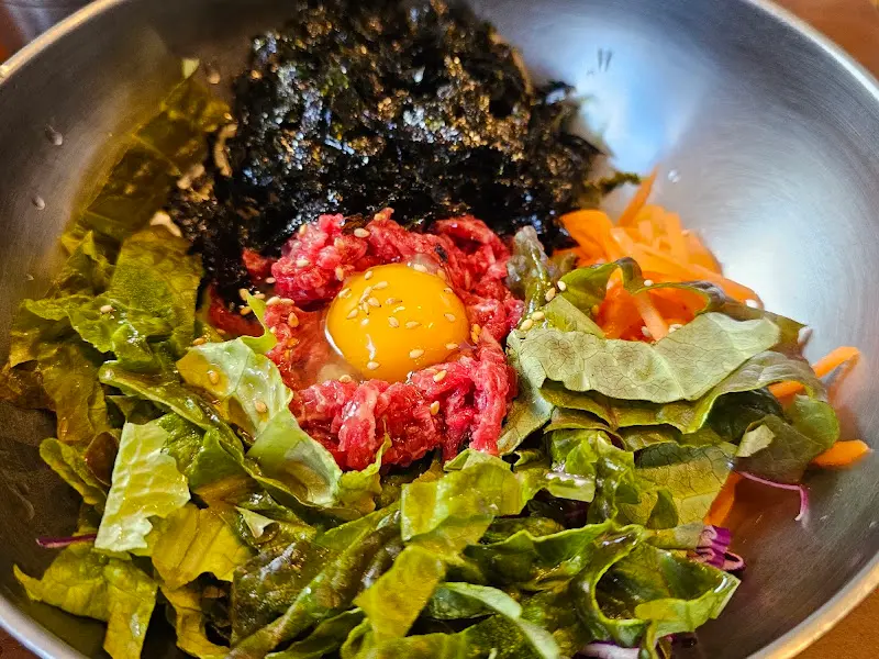 신선한 육회와 채소가 조화로운 육회비빔밥