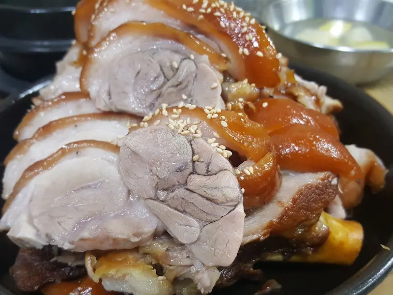 윤기가 흐르는 족발