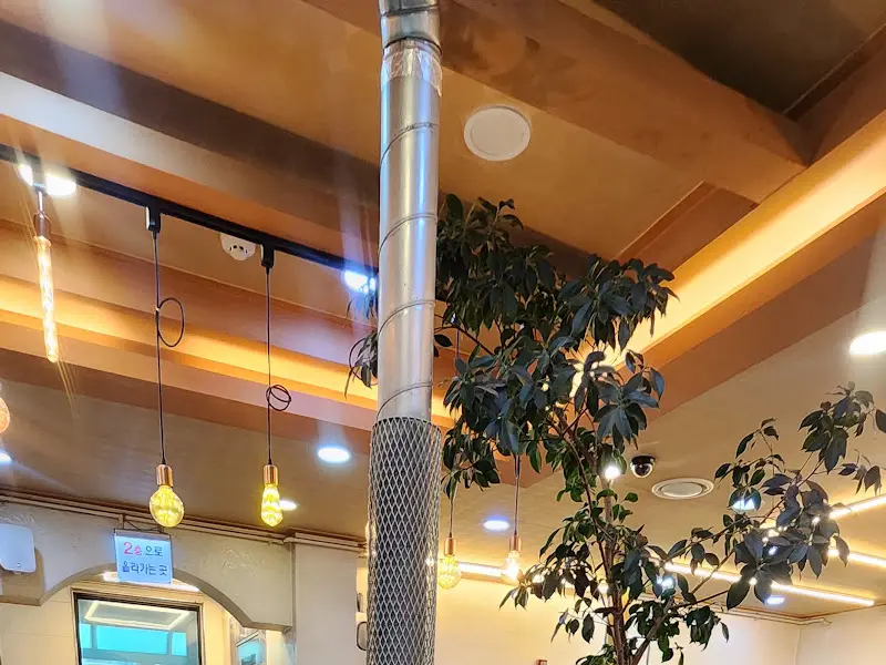 두꺼비부대찌개의 깔끔한 인테리어