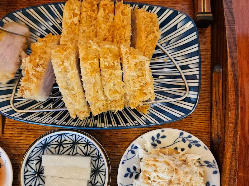 두툼하고 촉촉한 돈까스 정식