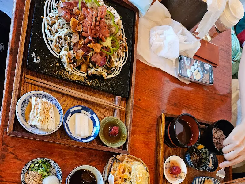 야끼소바와 돈까스 한상차림