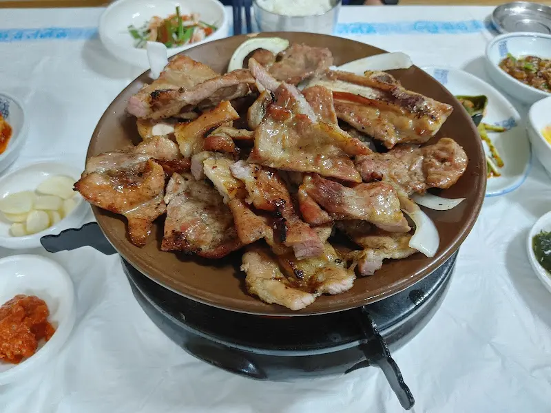 따뜻하게 구워져 나오는 갈비