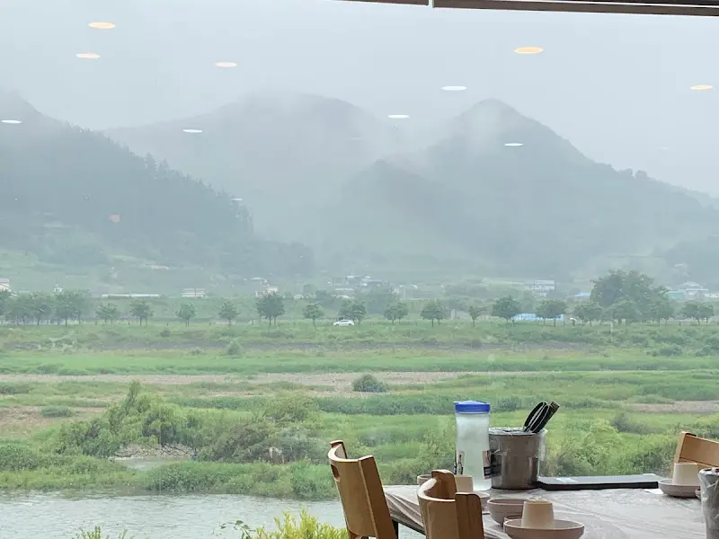 창밖으로 보이는 달천의 풍경