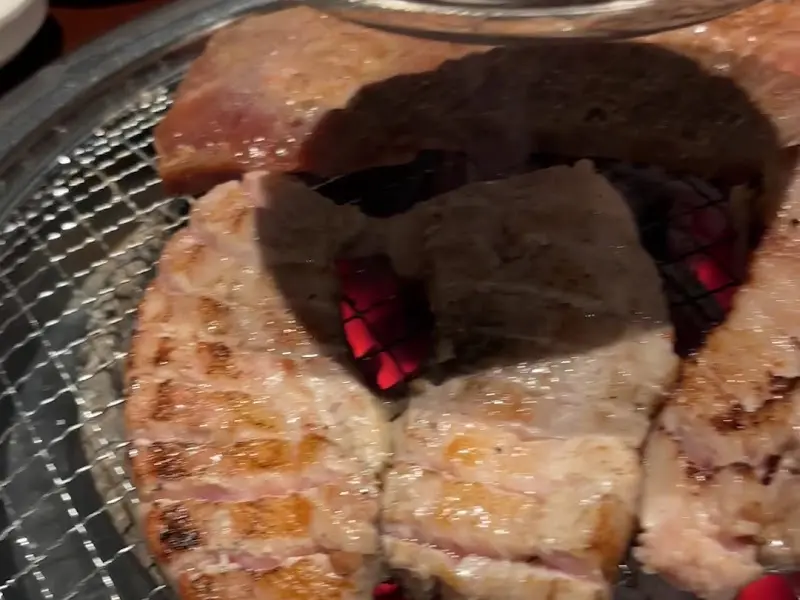숯불 위에서 익어가는 돼지 생갈비