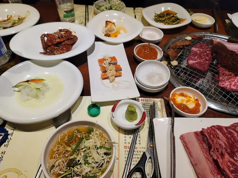 푸짐하게 차려진 한 상