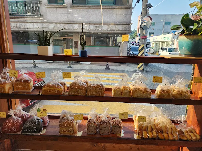 진열대 가득 쌓인 빵들