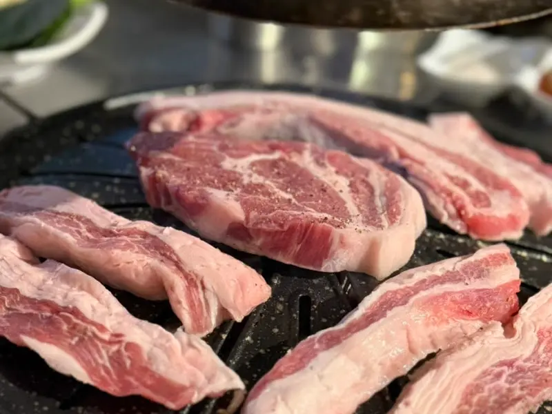 불판 위에 올려진 삼겹살과 목살