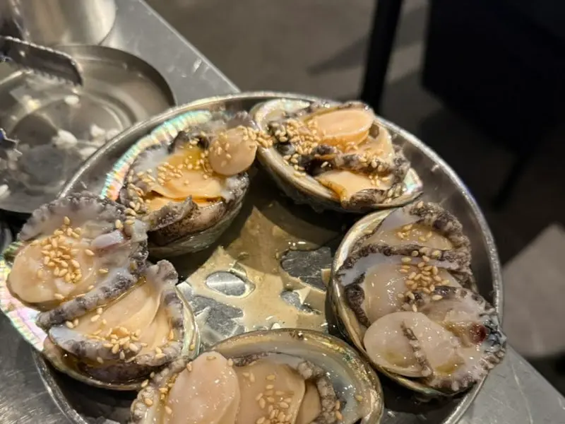 깨가 솔솔 뿌려진 싱싱한 활전복