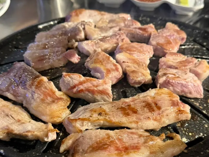 전문가의 손길로 구워지는 고기