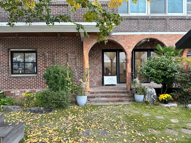 붉은 벽돌로 지어진 '온,해'의 외관. 아치형 입구가 인상적이다.