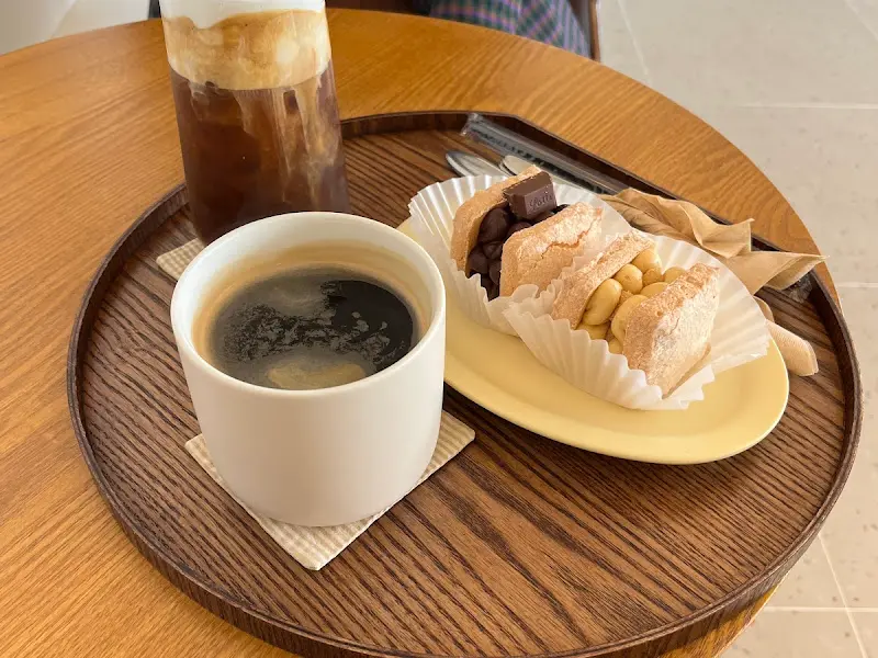 라벤더 라떼와 휘낭시에가 나무 트레이에 담겨 나왔다.