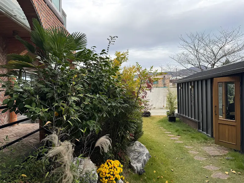 카페 별채로 향하는 길