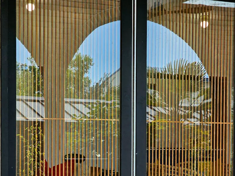 카페 내부에서 바라본 창밖 풍경