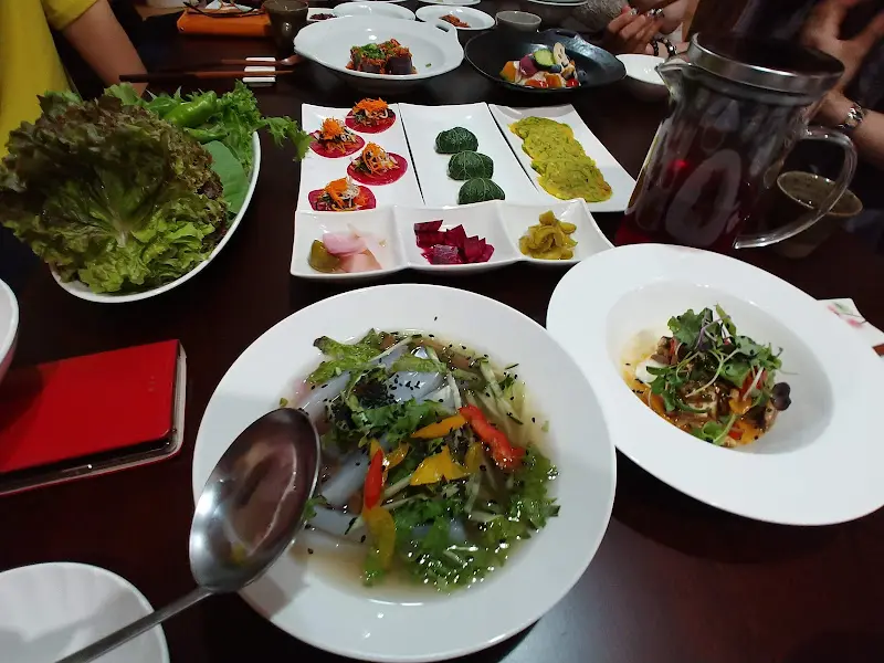 다채로운 색감의 샐러드