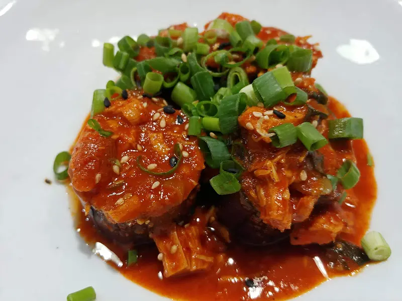 매콤한 양념의 고기 요리