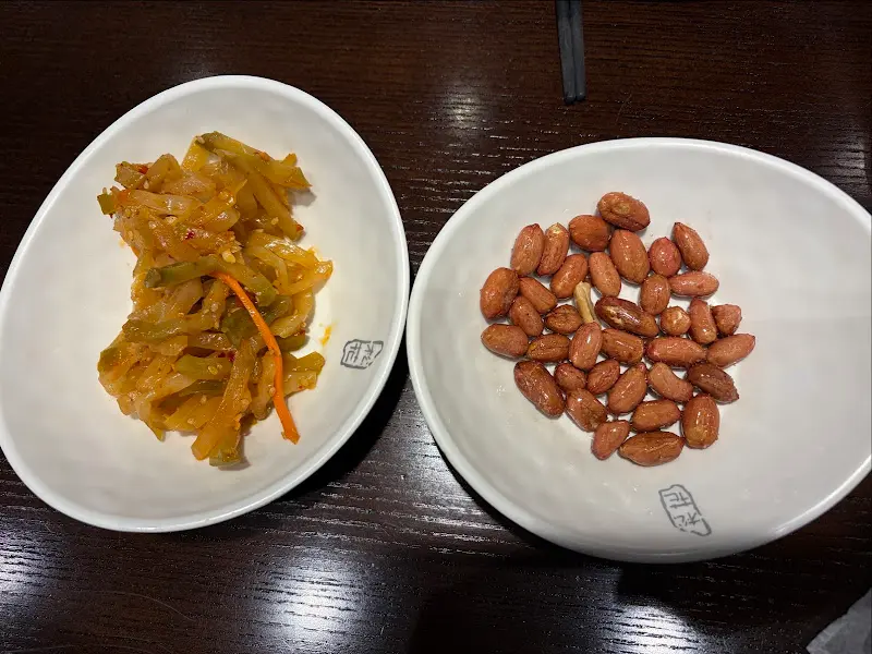 기본 찬: 짜샤이와 튀긴 땅콩