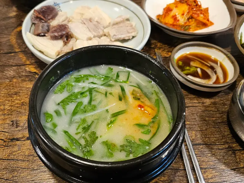 돼지국밥 한 상 차림