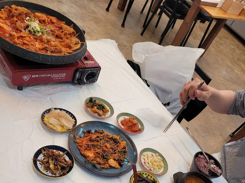 우렁 초무침과 다양한 반찬들