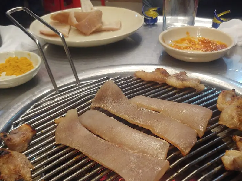 연탄불에 구워지는 돼지꼬리