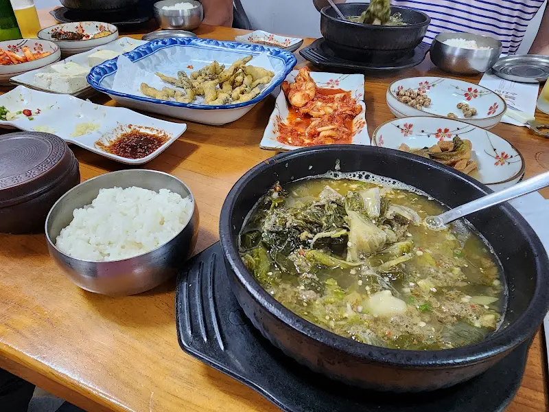 추어탕과 함께 푸짐하게 차려진 한 상