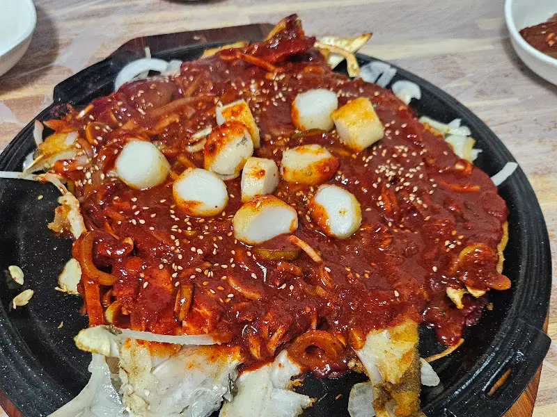 매콤한 양념이 시선을 사로잡는 대구뽈구이