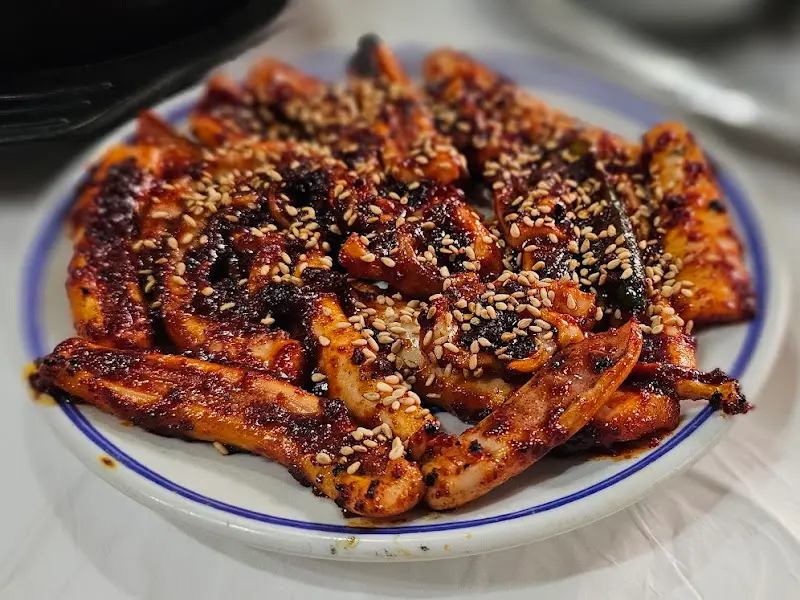 매콤한 양념이 돋보이는 오징어 석쇠구이