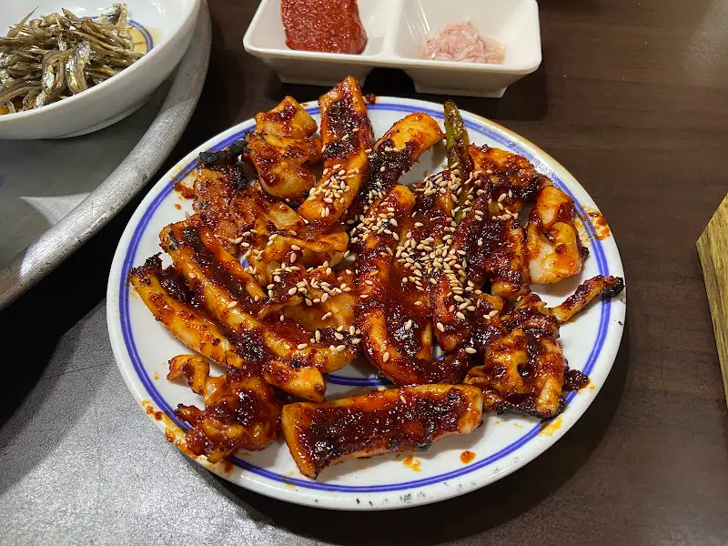 윤기가 흐르는 오징어 석쇠구이