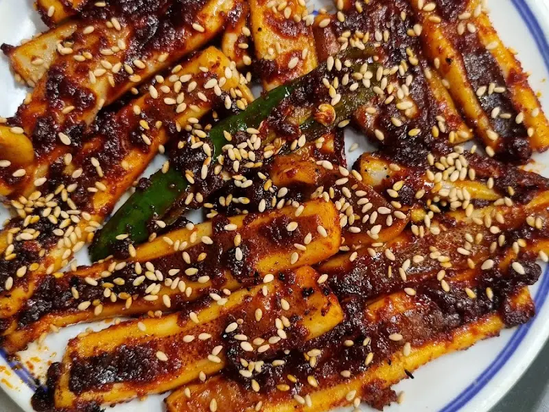 깨가 듬뿍 뿌려진 오징어 구이